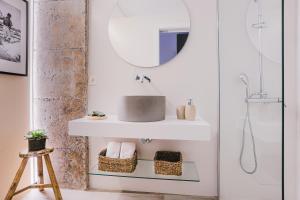 a bathroom with a sink and a mirror at STRATUS LOFT GRAN CANARIA, elegancia junto al mar. in Las Palmas de Gran Canaria