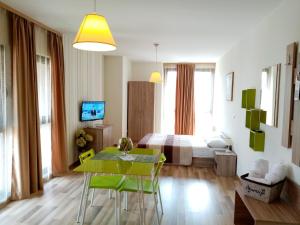 A television and/or entertainment centre at Apart Hotel Rosen