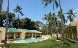 um resort com piscina e palmeiras em Coco Cabana Apartelle em Panglao