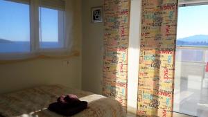 Cama en habitación con cortinas y ventana en Benidorm Gemelos Sealine, en Benidorm 38 fotos más