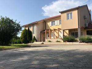 una casa grande con una entrada delante de ella en Villa Zovko, en Međugorje