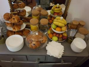 einen Tisch mit vielen verschiedenen Lebensmitteln in der Unterkunft Il Villino in Lucca