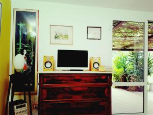 a tv sitting on top of a dresser with speakers at Casa Maya con giardino privato in Torre del Lago Puccini