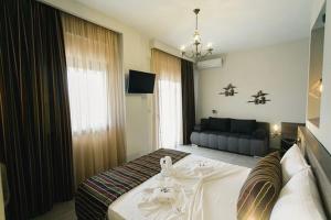Televízia a/alebo spoločenská miestnosť v ubytovaní Frangeo boutique rooms