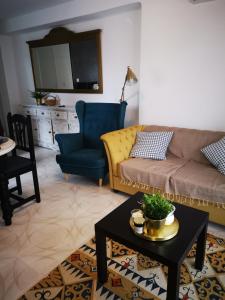 ein Wohnzimmer mit einem Sofa und einem Tisch in der Unterkunft Hola Gandia in Gandía