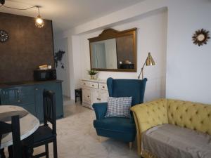 una sala de estar con un sofá y una mesa en Hola Gandia, en Gandía