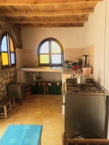 索維拉的住宿－Ranch de Sidi kaouki，客房内的厨房配有炉灶烤箱