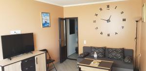 Μια τηλεόραση ή/και κέντρο ψυχαγωγίας στο 7 DAYS Apartments Апартаменты в Затоке