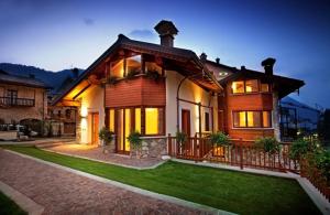 una grande casa con un prato davanti di Chalets Mignon a Limone Piemonte