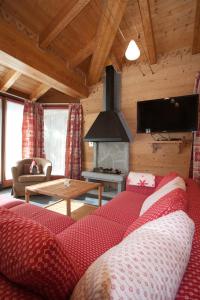 TV a/nebo společenská místnost v ubytování Chalets Mignon