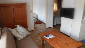 a living room with a couch and a coffee table at Familie Vakantiewoning Burgh-Haamstede in Burgh Haamstede