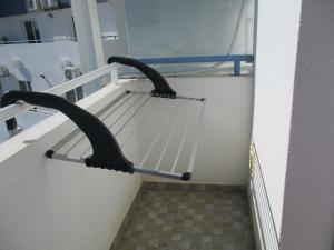 un banc en métal dans une salle d'hôpital avec un escalier dans l'établissement Bay View Apartment Albufeira, à Albufeira
