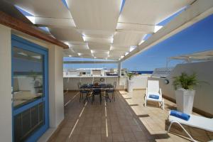 a balcony with a table and chairs and the ocean at Venere ed Enea - Appartamenti Vista Mare in San Vito lo Capo