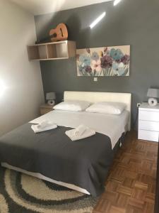 Łóżko lub łóżka w pokoju w obiekcie Casa Duje