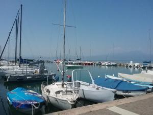 un grupo de barcos atracados en un puerto en Appartamento Filippo, en Castelnuovo del Garda