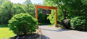 a sign for a driveway in a park at Dancing Bear Lodge in Townsend