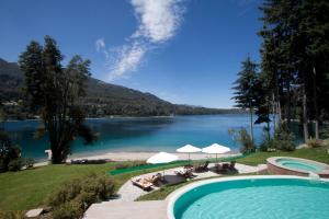 una piscina con vistas al lago en Costa Serena Apart Cabañas & Spa en Villa La Angostura