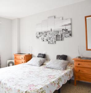 Un dormitorio con una cama y un cuadro en la pared. en Apartment Americos El Dorado, en Playa de las Américas 18 fotos más
