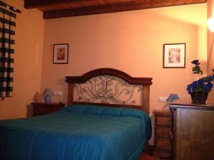 A bed or beds in a room at Alojamientos Rurales El Fontano