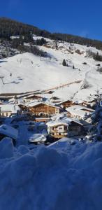 una vista aerea di un resort sulla neve di alpenrose hotel-garni a Gerlos