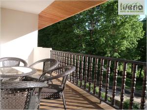 Rõdu või terrass majutusasutuses Hotel Iveria