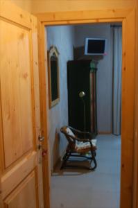 Zimmer mit einem Stuhl und einem Computer an der Wand in der Unterkunft B&B Al Mulino in Piuro