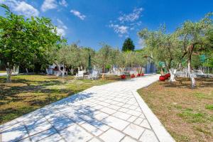 Vonkajšia záhrada v ubytovaní The House of Olive Trees