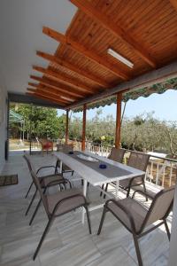Balkón alebo terasa v ubytovaní The House of Olive Trees