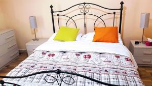 a bedroom with a black and white bed with two colorful pillows at Appuntamento Al porto in Savona