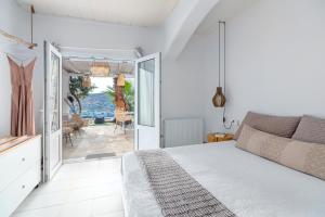 A bed or beds in a room at Ornos Blue