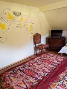 una habitación con una pared con estrellas y una silla en Pensiunea Liana en Nemşa