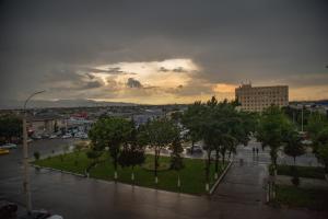 - Vistas a una ciudad con un parque con árboles en Favorite apartment, en Samarkand