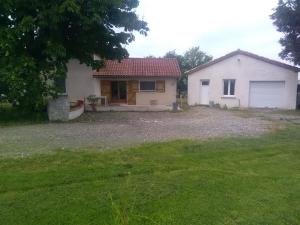 een wit huis met een tuin en een huis bij gite de Jade in Montaigu-de-Quercy