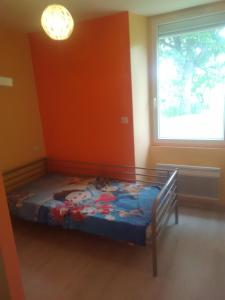 een slaapkamer met een bed in een kamer met een raam bij gite de Jade in Montaigu-de-Quercy