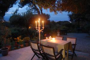 a table with acandle and candles on top of it at Magnifique "Gite de la Garoupe" au Cap d'Antibes à 300m des plages in Antibes