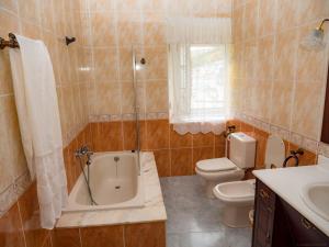 PortelaにあるCasa rural quirogaの浴槽、トイレ、洗面台を備えたバスルーム