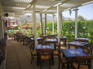 A restaurant or other place to eat at Residence Villa Giardini