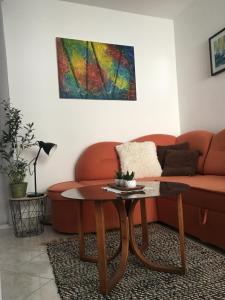 ein Wohnzimmer mit einem Sofa und einem Tisch in der Unterkunft Apartment Milin in Olib