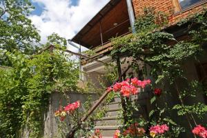 ein Haus mit Blumen an der Seite in der Unterkunft Wine House KNIAZ in Sagarejo