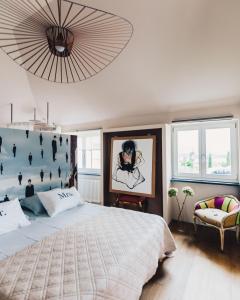 una camera con un grande letto e un grande ventilatore di Villa Paradiso Charme&Design ad Arquata Scrivia