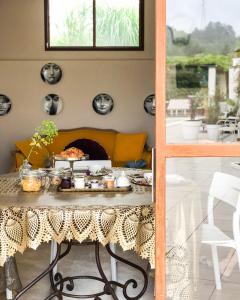 un tavolo con un buffet di cibo sopra di Villa Paradiso Charme&Design ad Arquata Scrivia