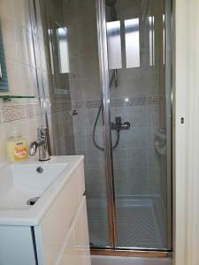 une salle de bain avec douche et lavabo dans l'établissement Family Paradise- luxury combined with home comfort, à Paphos