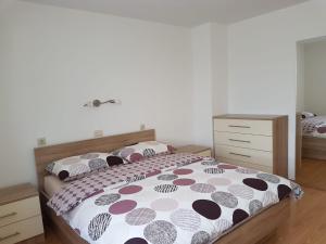 sypialnia z łóżkiem z kocem z kropką polki w obiekcie Apartman Ivana w mieście Porat