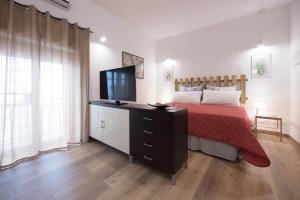 een slaapkamer met een bed en een televisie op een dressoir bij Casa Annuccia ai Quattro Canti di Città in Palermo