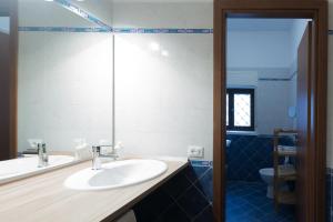 une salle de bain avec un lavabo et un miroir dans l'établissement Casa Annuccia ai Quattro Canti di Città, à Palerme 25 autres photos
