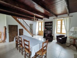 a kitchen and dining room with a table and chairs at La Vallée in Saint-Pierre-Langers