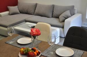 A seating area at gyorapartman-TOP