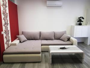 A seating area at gyorapartman-TOP