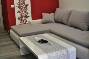 A seating area at gyorapartman-TOP