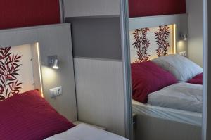 A bed or beds in a room at gyorapartman-TOP